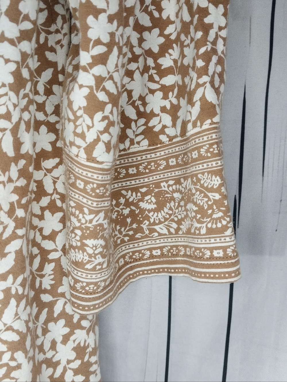 J. Jill Tan and White Floral V-Neck Boho 3/4 Sleeve Tunic Grandmacore Top - Picture 2 of 8